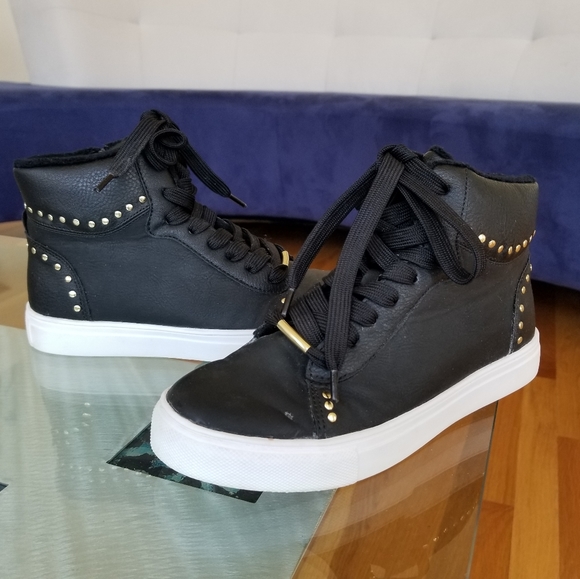 trendy high top sneakers